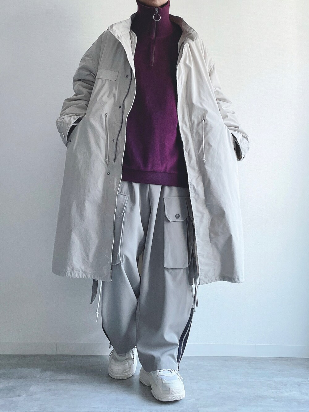 ホワイト系のその他アウター、パープル系のトップス、グレー系のカーゴパンツを着用したメンズの冬コーディネートの2枚目の写真