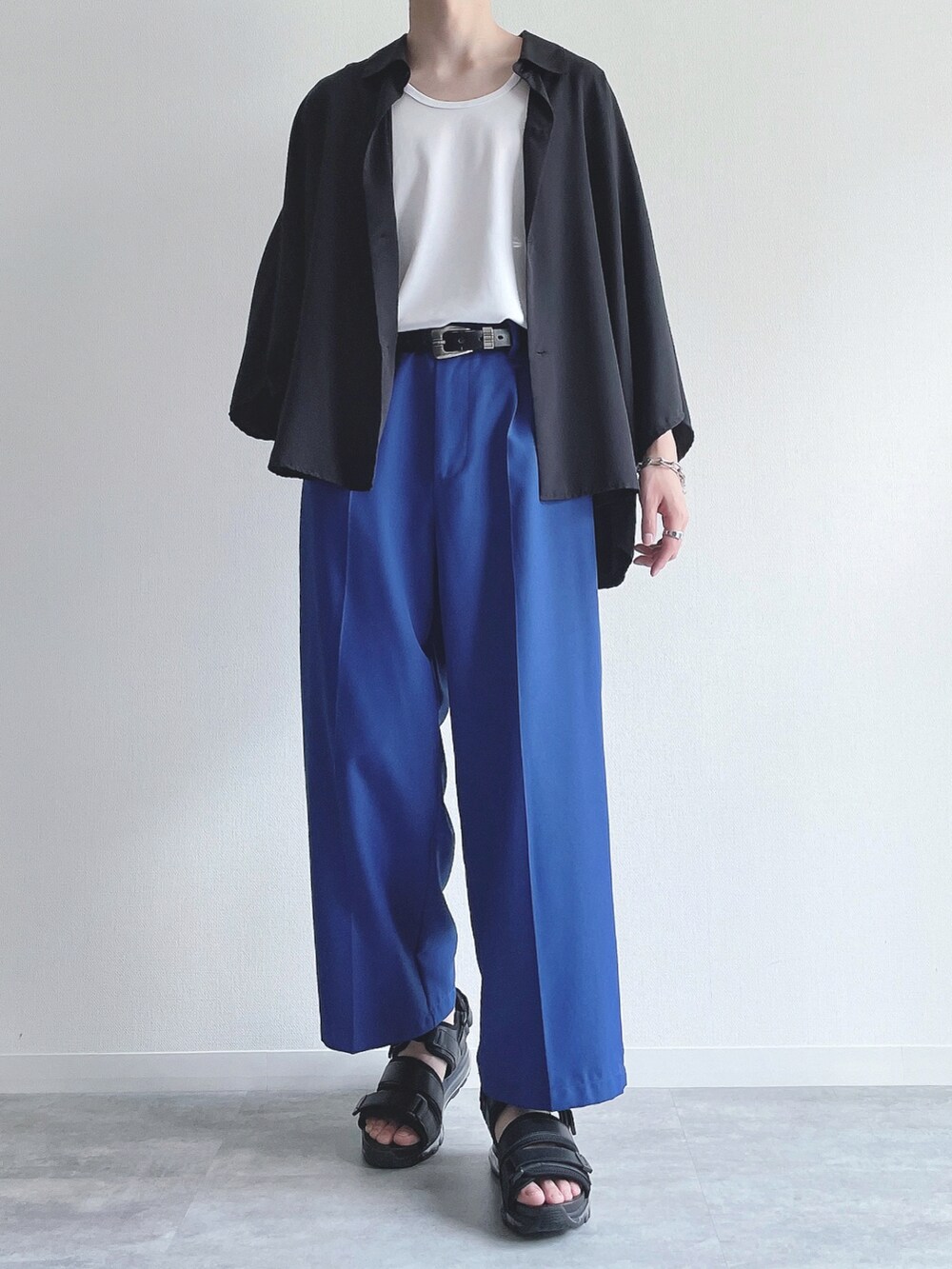 ブラック系のシャツ/ブラウス、ホワイト系のタンクトップ、ブルー系のスラックスを着用したメンズの夏コーディネートの2枚目の写真