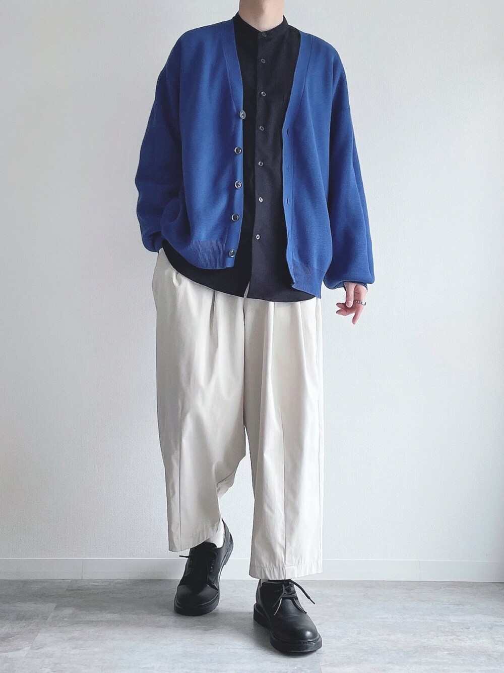 ブルー系のカーディガン/ボレロ、ブラック系のトップス、ホワイト系のその他パンツを着用したメンズの春コーディネートの2枚目の写真