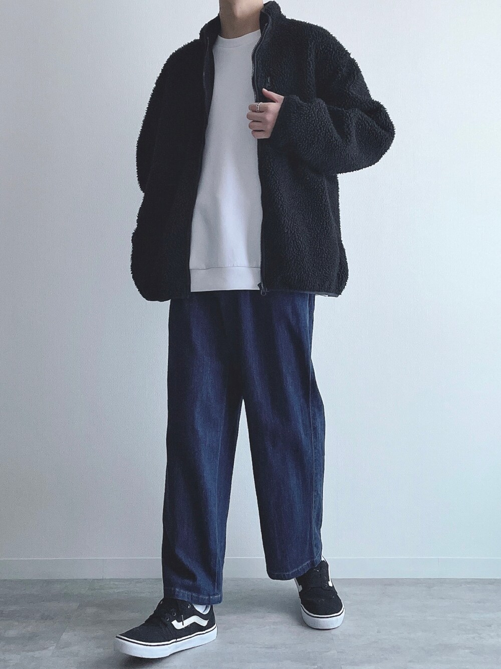 ブラック系のジャケット/アウター、ホワイト系のトップス、ブルー系のその他パンツを着用したメンズの秋コーディネートの4枚目の写真