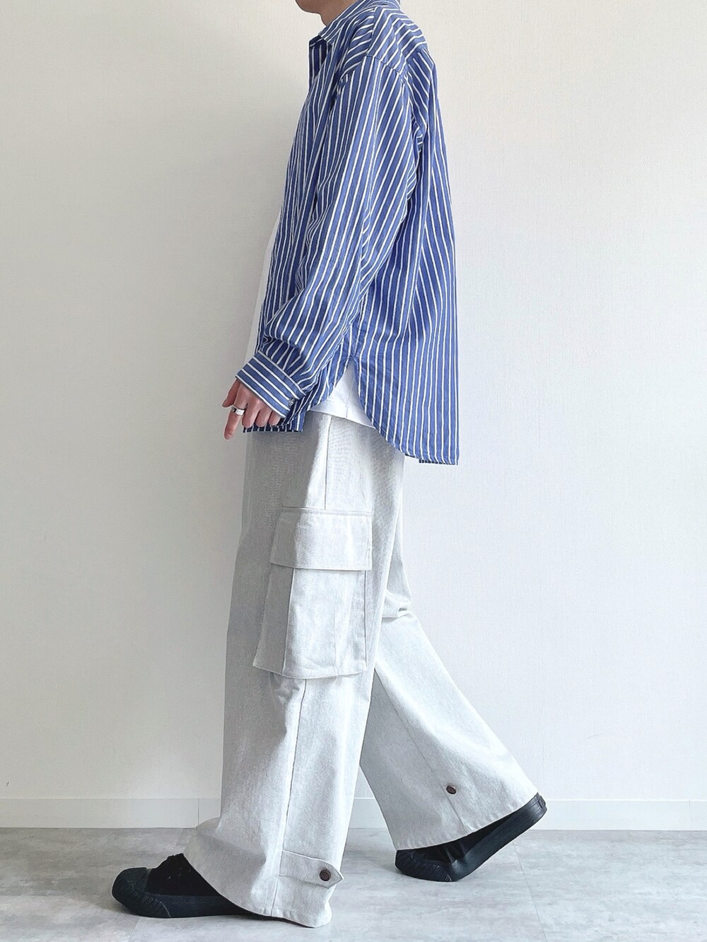 ブルー系のシャツ/ブラウス、ホワイト系のTシャツ/カットソー、ホワイト系のカーゴパンツを着用したメンズの春コーディネートの3枚目の写真