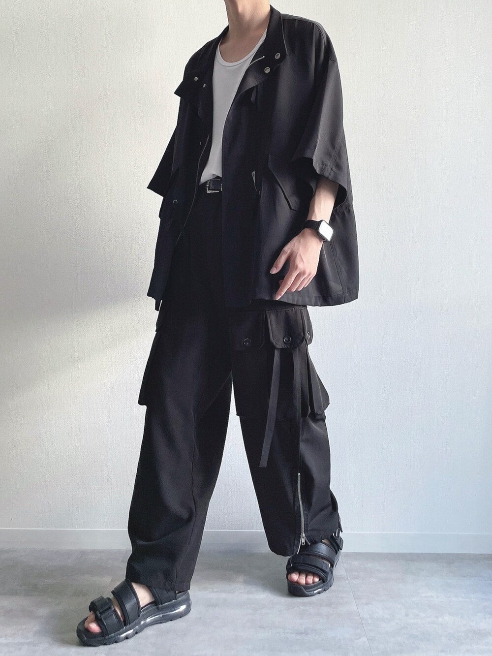 ブラック系のシャツ/ブラウス、ホワイト系のタンクトップ、ブラック系のカーゴパンツを着用したメンズの秋コーディネートの5枚目の写真