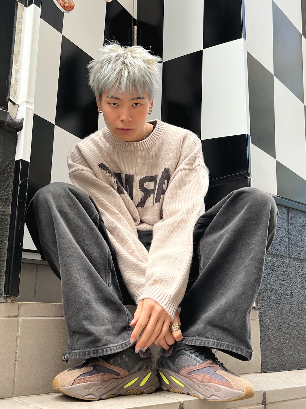 ベージュ系のニット/セーターを着用したメンズの冬コーディネートの2枚目の写真