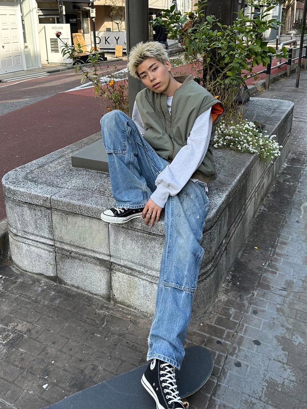 グリーン系のMA-1、グレー系のスウェットを着用したメンズの秋コーディネートの3枚目の写真