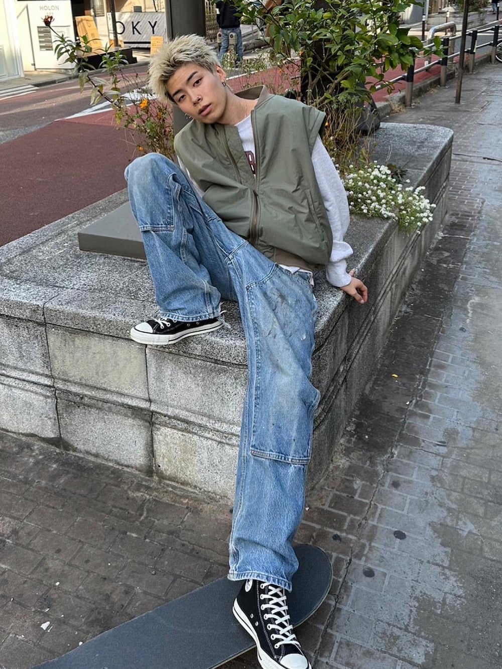 グリーン系のMA-1、グレー系のスウェットを着用したメンズの秋コーディネートの4枚目の写真