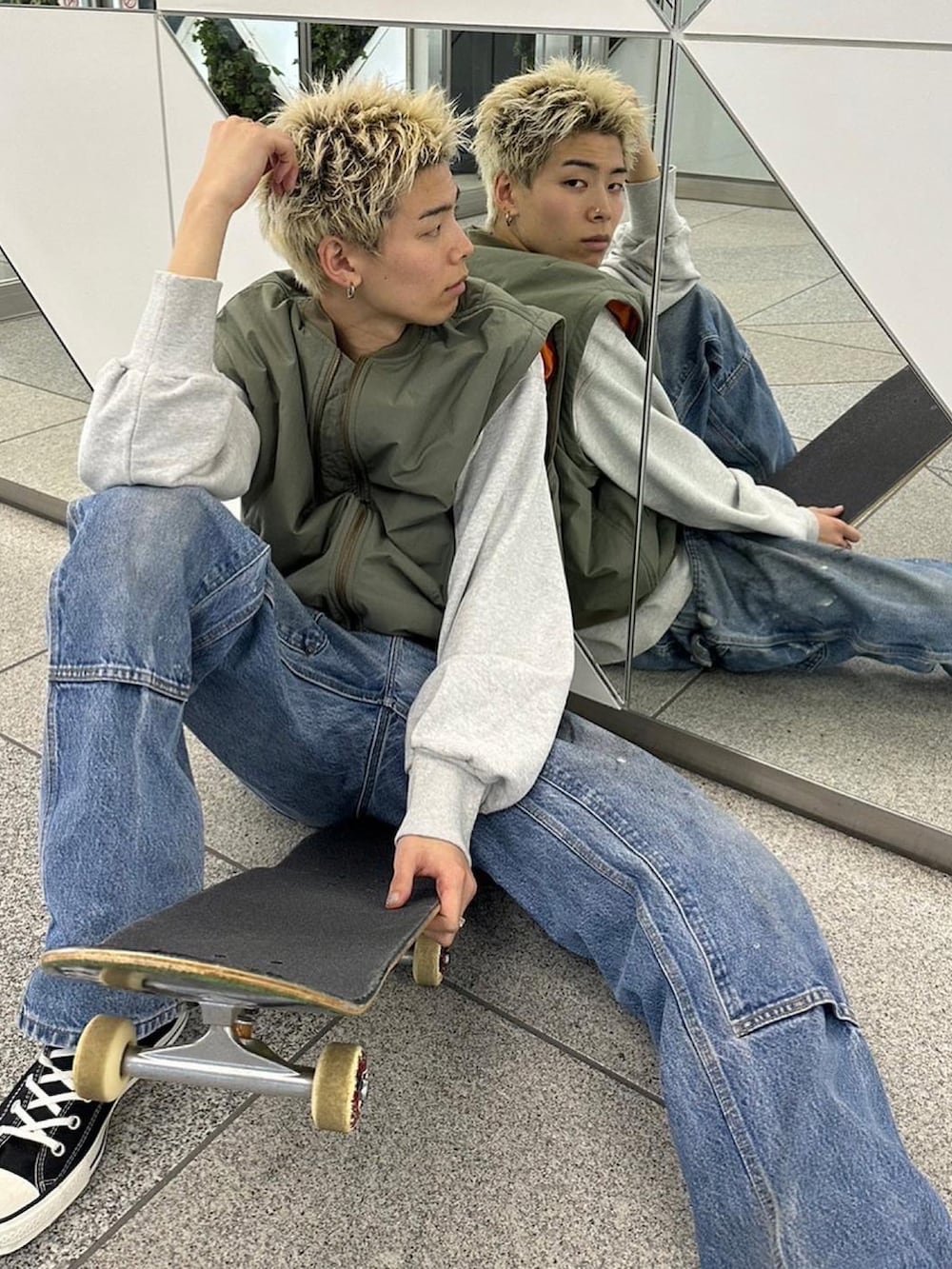 グリーン系のMA-1、グレー系のスウェットを着用したメンズの秋コーディネートの2枚目の写真