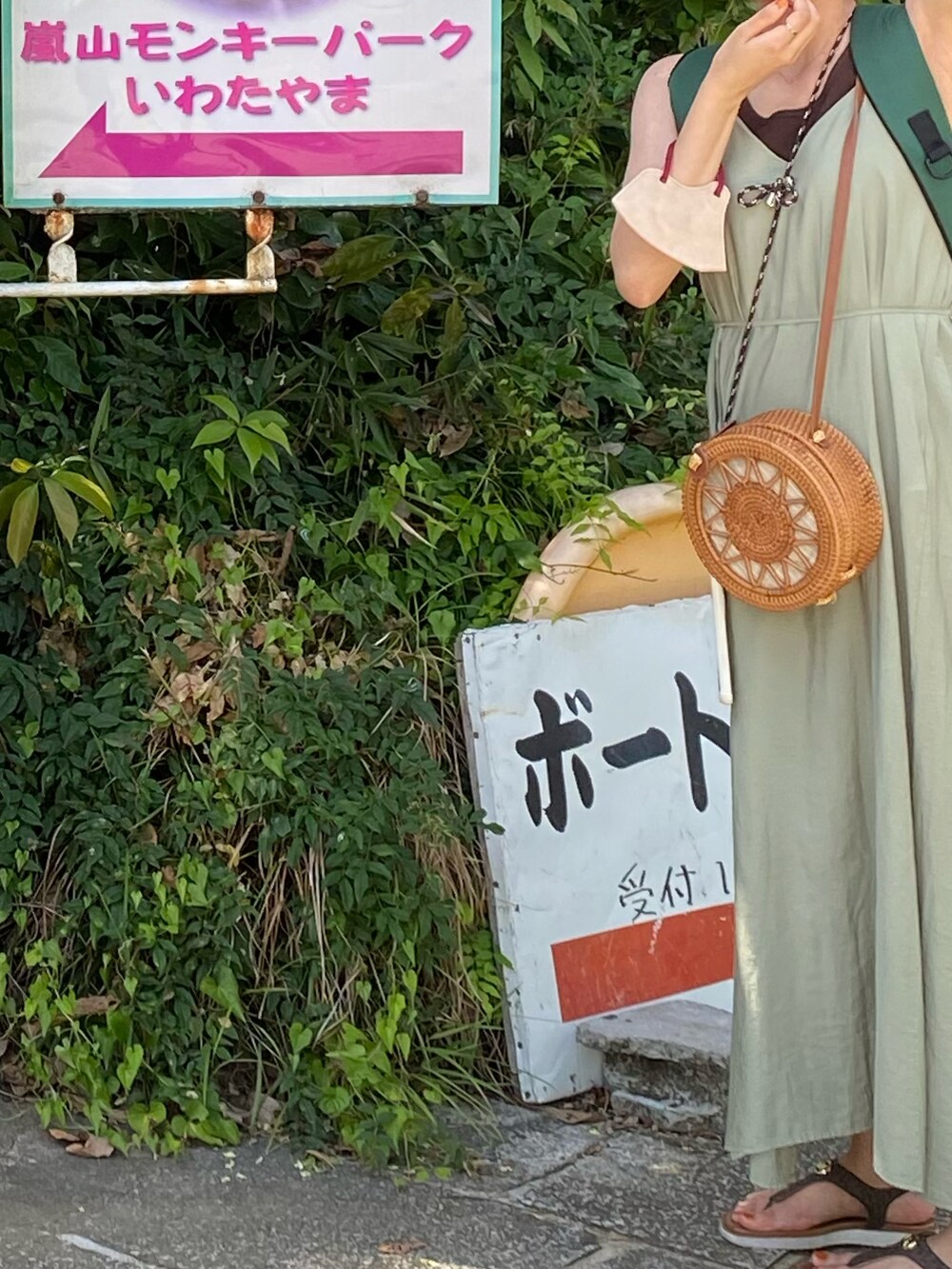 ブラウン系のサンダル、グリーン系のワンピース、ブラウン系のタンクトップを着用したレディースの秋コーディネートの2枚目の写真