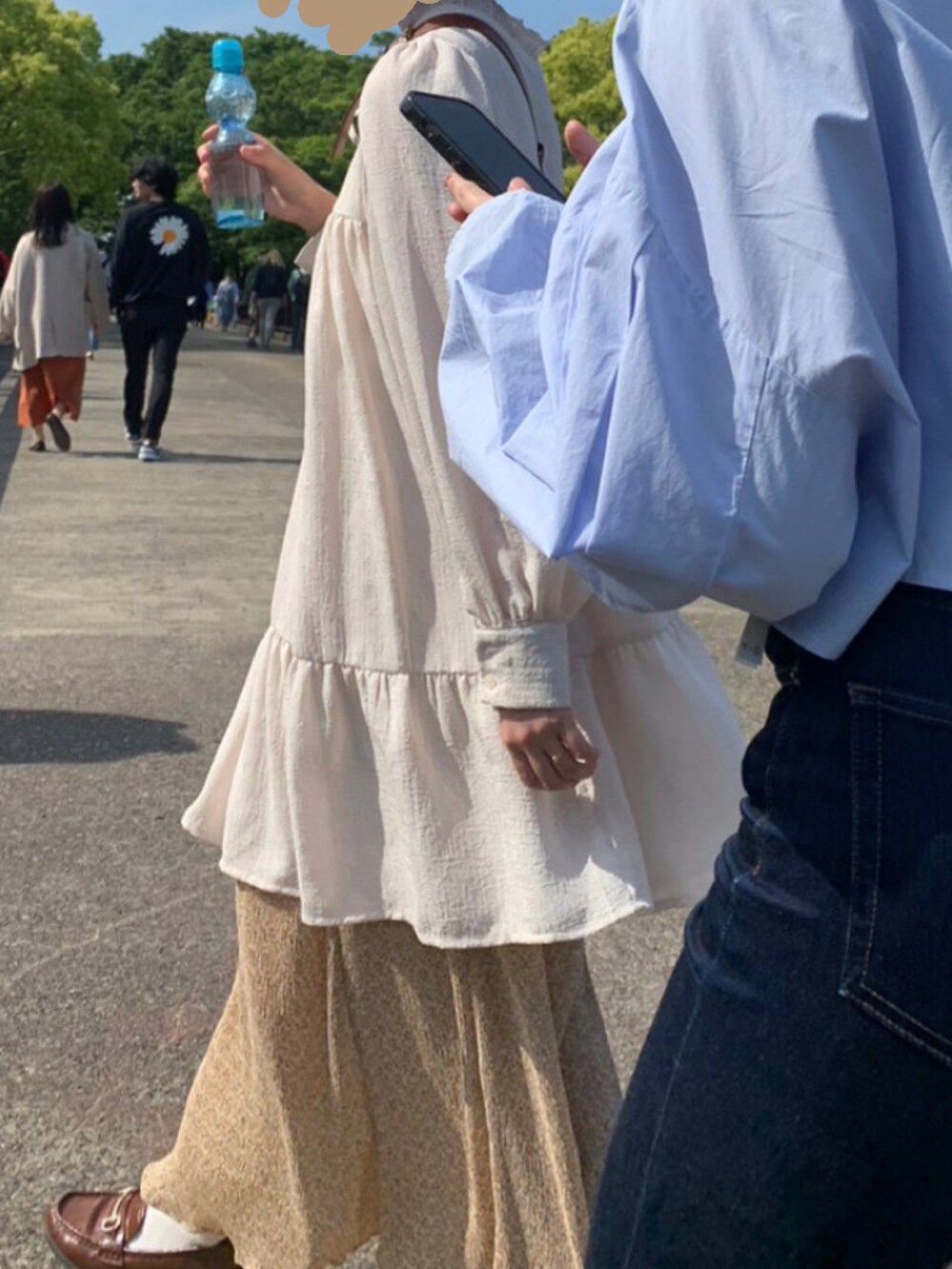 イエロー系のスカート、ブラウン系のメガネを着用したレディースの秋コーディネートの2枚目の写真