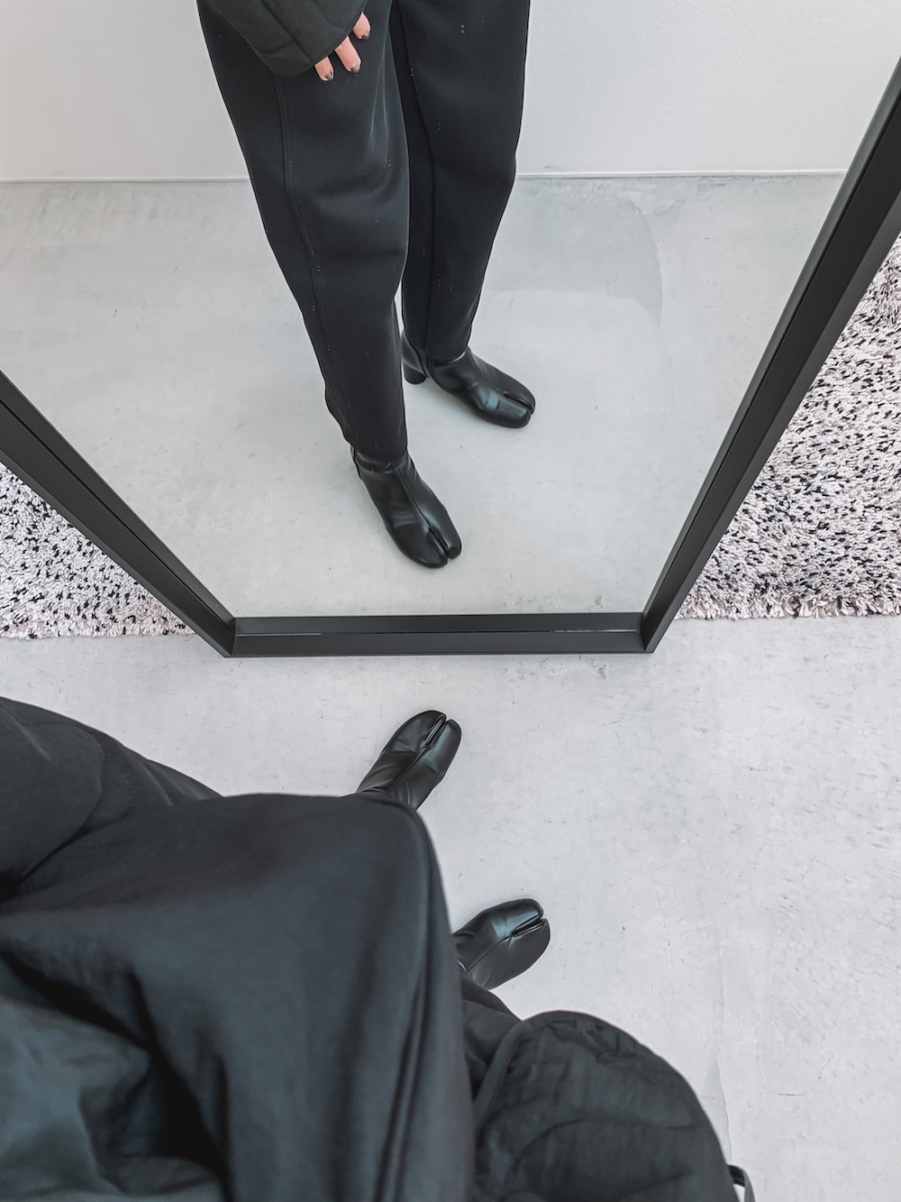 ブラック系のダウンジャケット/コート、ブラック系のその他パンツ、ブラック系のブーツを着用したレディースの冬コーディネートの4枚目の写真