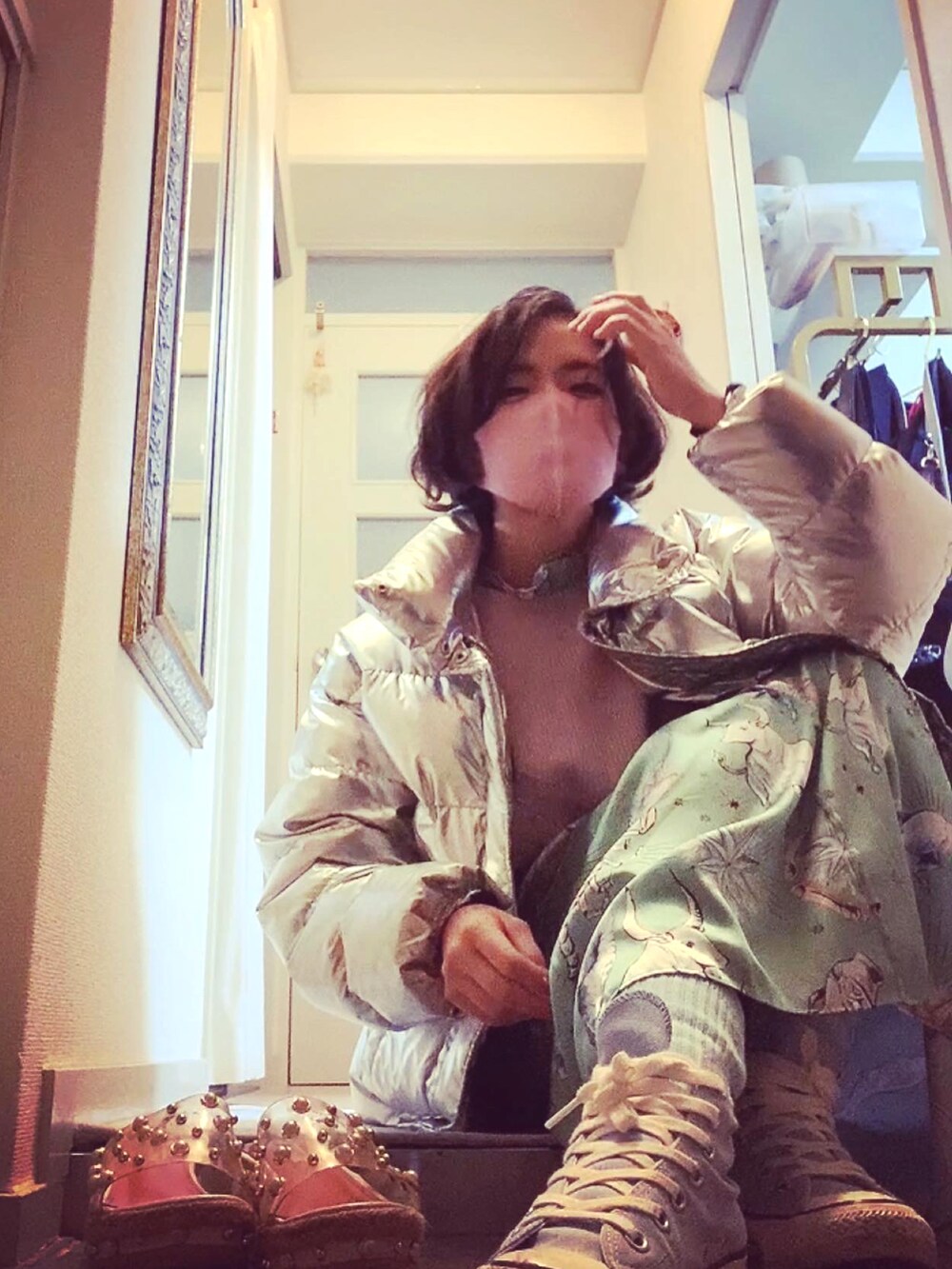 ピンク系のニット/セーター、グリーン系のワンピース、シルバー系のダウンジャケット/コートを着用したレディースの冬コーディネートの5枚目の写真