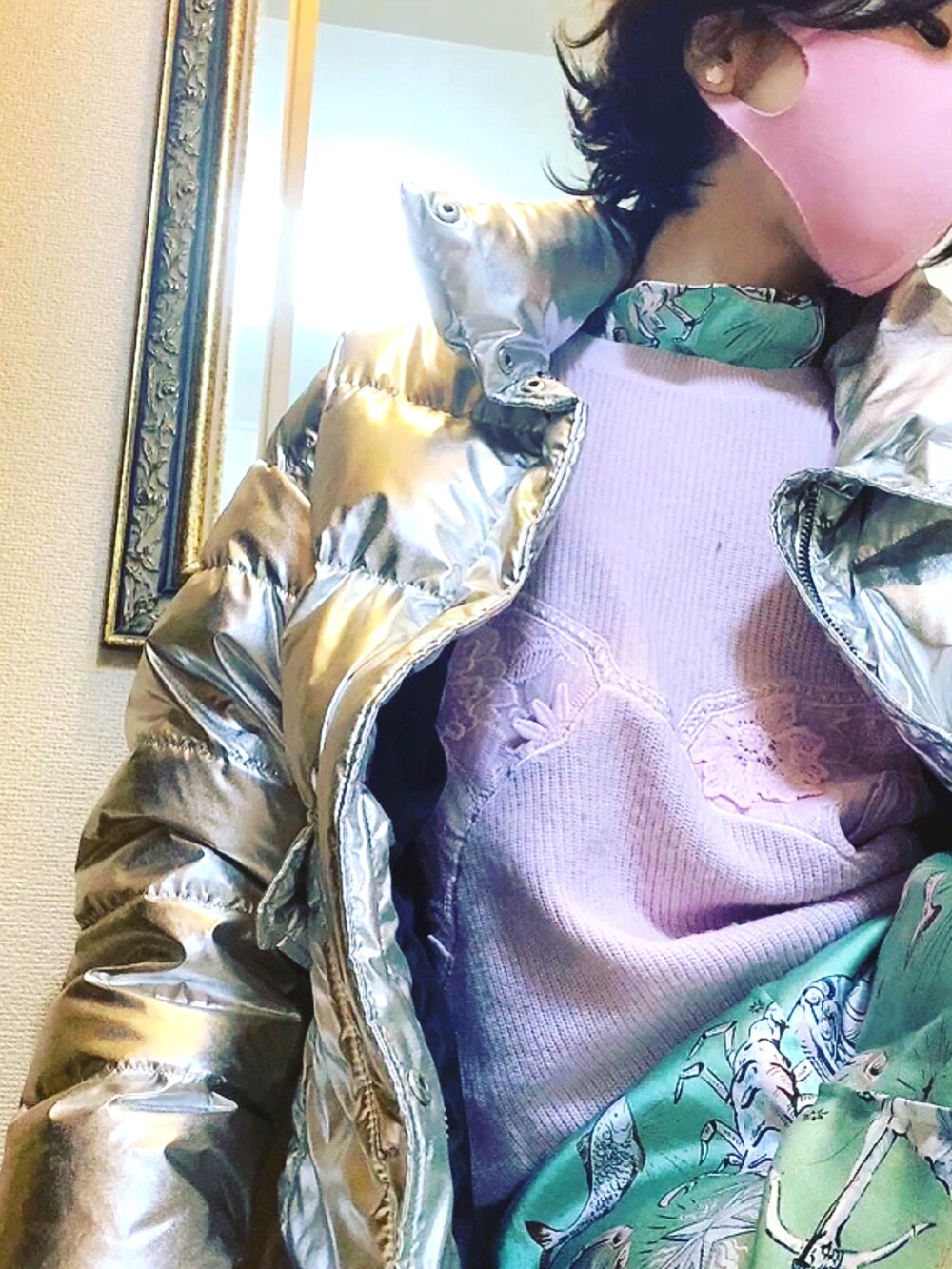 ピンク系のニット/セーター、グリーン系のワンピース、シルバー系のダウンジャケット/コートを着用したレディースの冬コーディネートの4枚目の写真