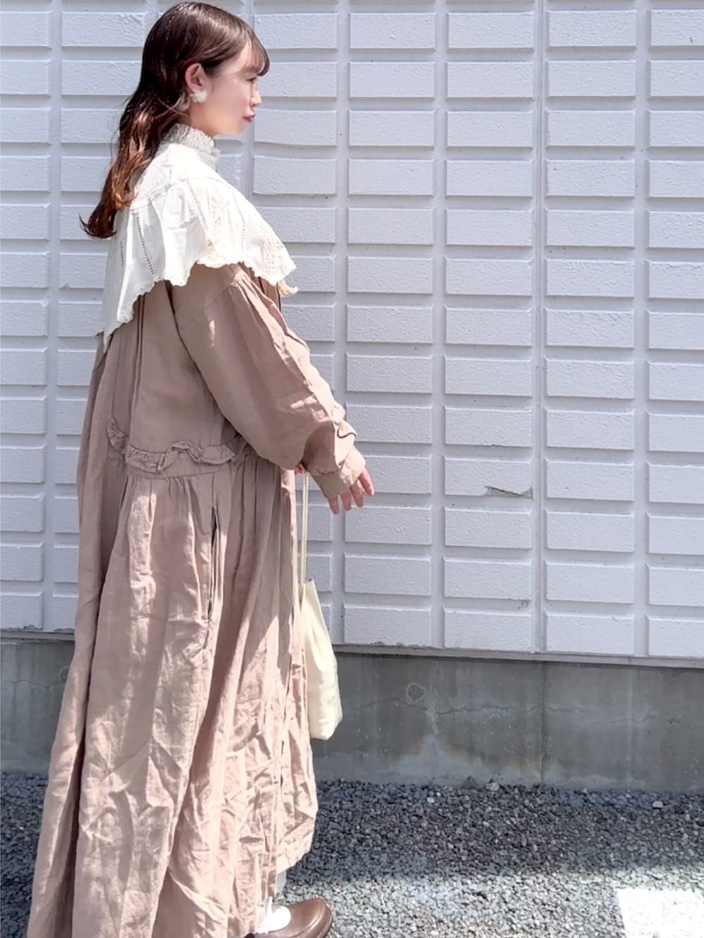 ベージュ系のワンピース/ドレス、ホワイト系のハンドバッグ、ホワイト系のスカートを着用したレディースの春コーディネートの3枚目の写真