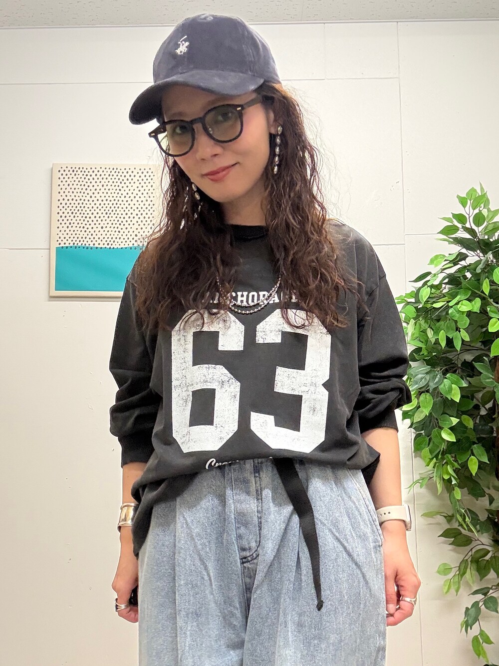 ブルー系のその他パンツ、グレー系のTシャツ/カットソー、グレー系のキャップを着用したレディースの秋コーディネートの4枚目の写真