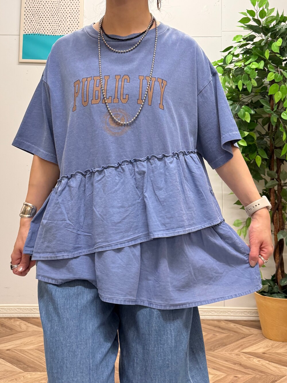 ブルー系のTシャツ/カットソー、ブルー系のデニムパンツ、レッド系のショルダーバッグを着用したレディースの夏コーディネートの5枚目の写真