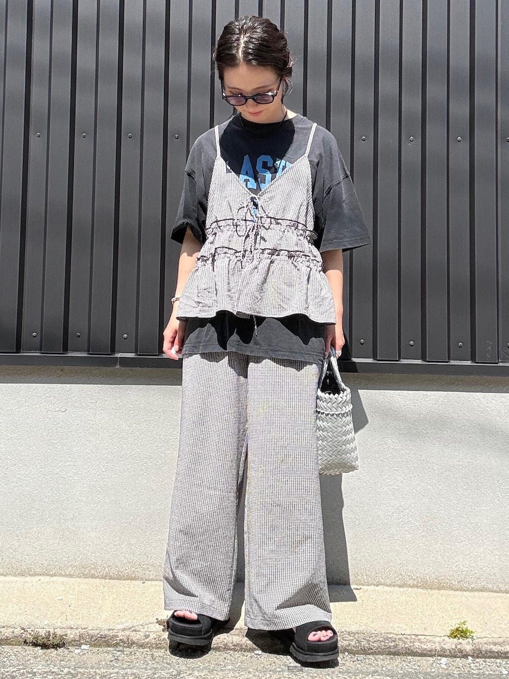 ホワイト系のセットアップ、グレー系のTシャツ/カットソーを着用したレディースの夏コーディネートの6枚目の写真