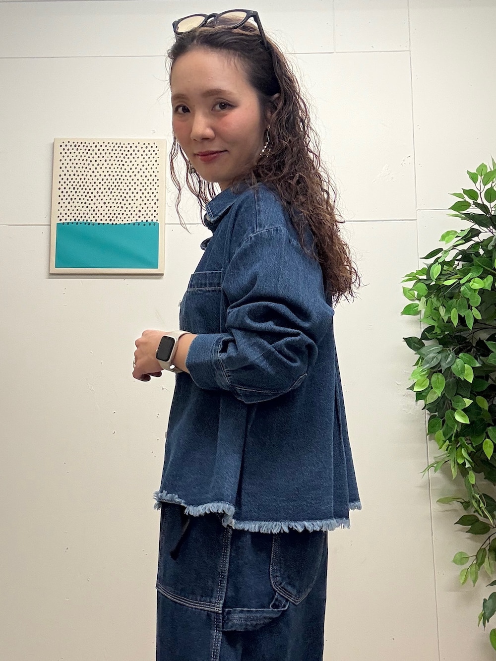ブルー系のスカート、ブルー系のシャツ/ブラウスを着用したレディースの秋コーディネートの6枚目の写真