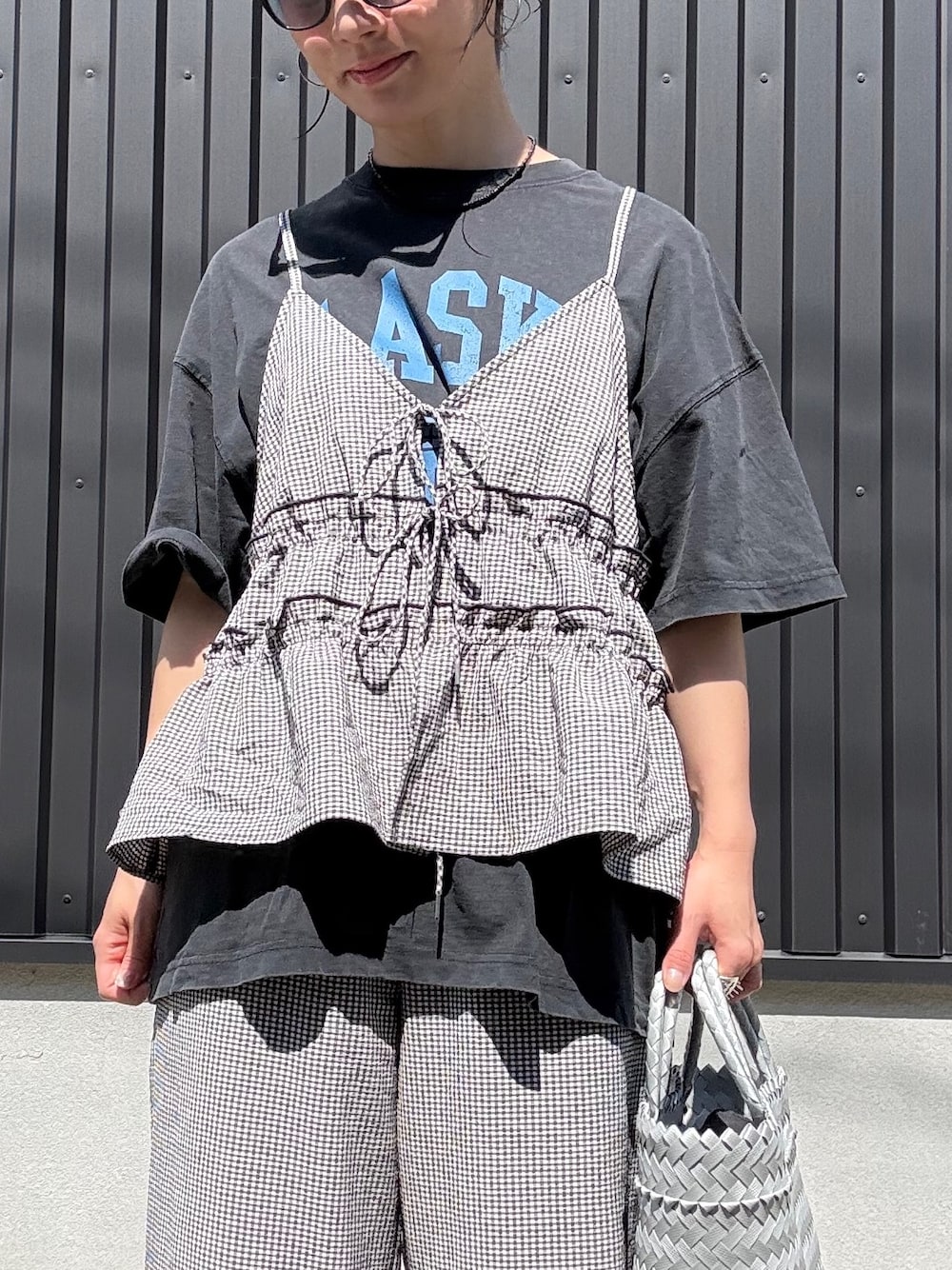 ホワイト系のセットアップ、グレー系のTシャツ/カットソーを着用したレディースの夏コーディネートの4枚目の写真