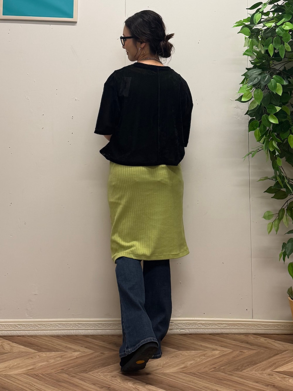 ブラック系のTシャツ/カットソー、ブルー系のその他パンツを着用したレディースの秋コーディネートの4枚目の写真