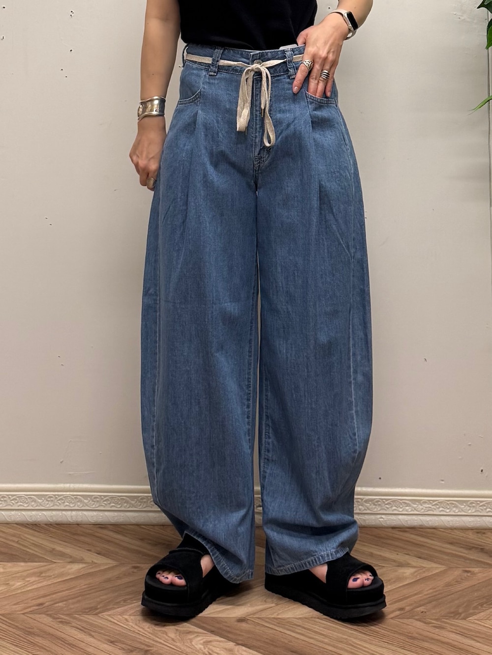レッド系のショルダーバッグ、ホワイト系のTシャツ/カットソー、ブルー系のデニムパンツを着用したレディースの夏コーディネートの7枚目の写真