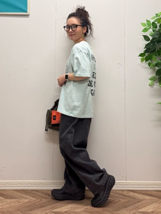 ブルー系のTシャツ/カットソー、ブラック系のサロペット/オーバーオールを着用したレディースの春コーディネートの2枚目の写真