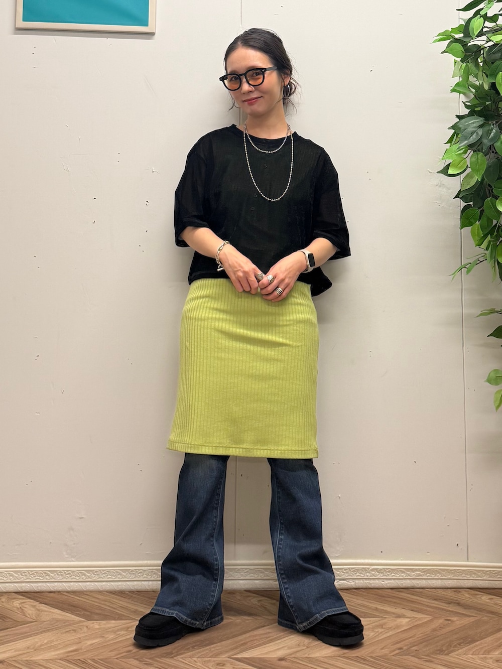 ブラック系のTシャツ/カットソー、ブルー系のその他パンツを着用したレディースの秋コーディネートの2枚目の写真