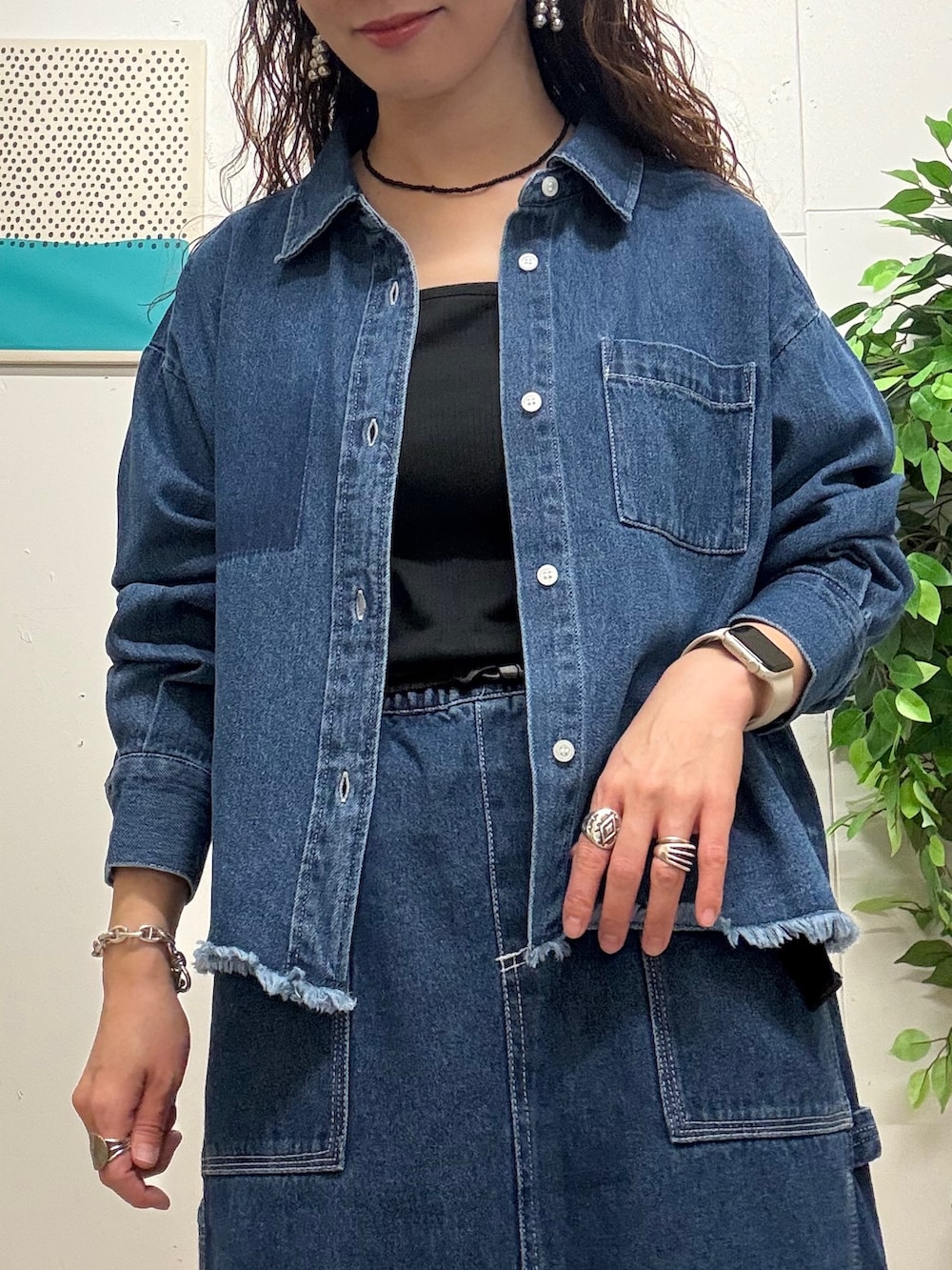 ブルー系のスカート、ブルー系のシャツ/ブラウスを着用したレディースの秋コーディネートの4枚目の写真