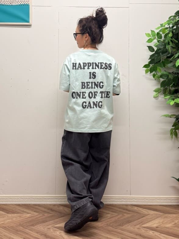 ブルー系のTシャツ/カットソー、ブラック系のサロペット/オーバーオールを着用したレディースの春コーディネートの3枚目の写真