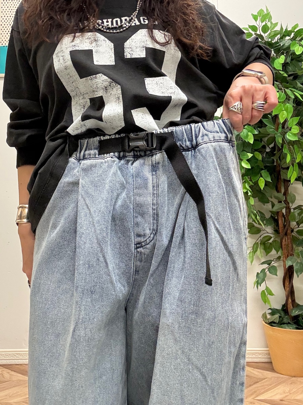 ブルー系のその他パンツ、グレー系のTシャツ/カットソー、グレー系のキャップを着用したレディースの秋コーディネートの6枚目の写真