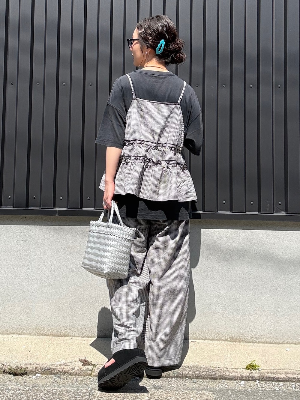 ホワイト系のセットアップ、グレー系のTシャツ/カットソーを着用したレディースの夏コーディネートの2枚目の写真