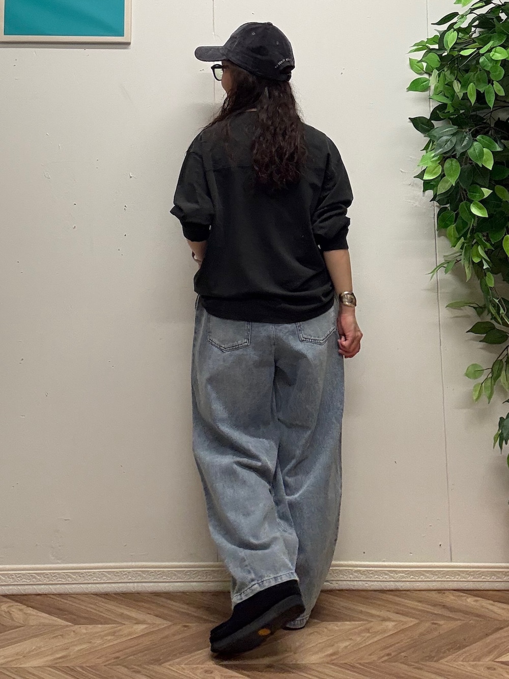ブルー系のその他パンツ、グレー系のTシャツ/カットソー、グレー系のキャップを着用したレディースの秋コーディネートの3枚目の写真
