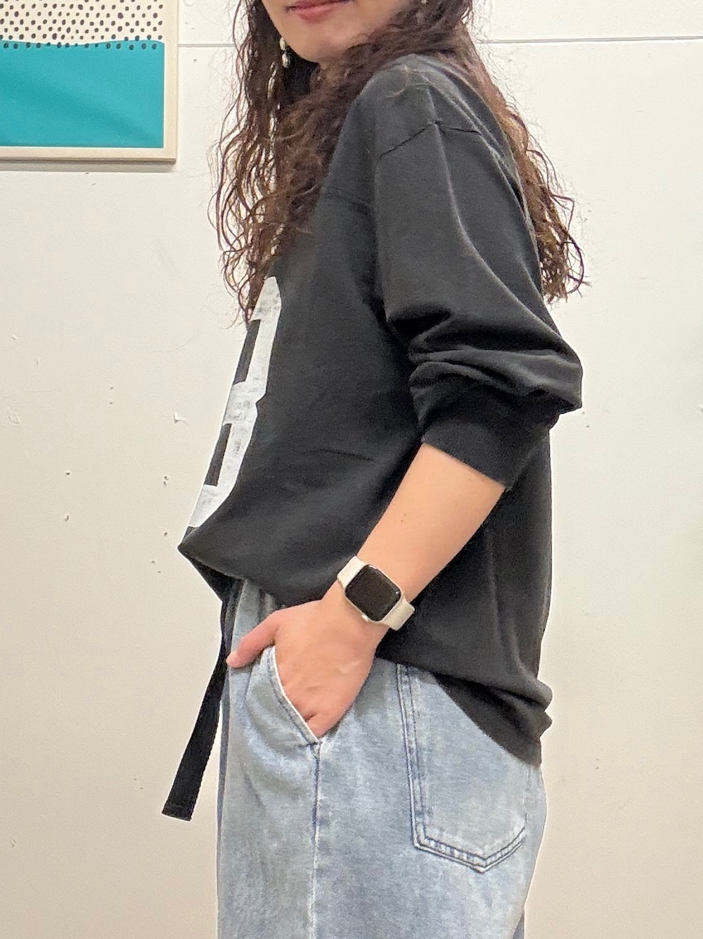 ブルー系のその他パンツ、グレー系のTシャツ/カットソー、グレー系のキャップを着用したレディースの秋コーディネートの7枚目の写真