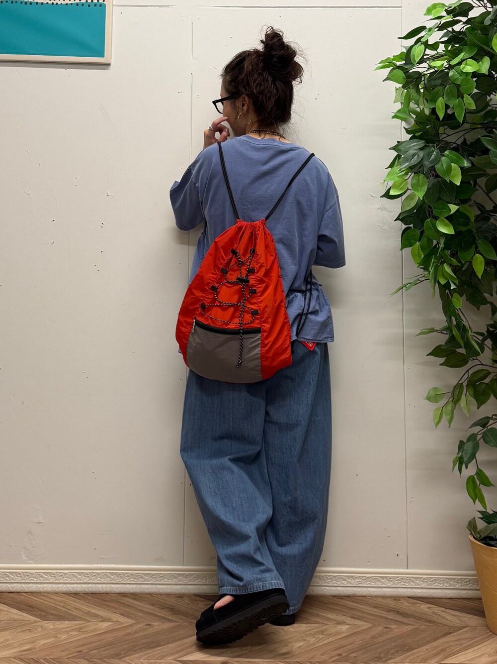 ブルー系のTシャツ/カットソー、ブルー系のデニムパンツ、レッド系のショルダーバッグを着用したレディースの夏コーディネートの3枚目の写真