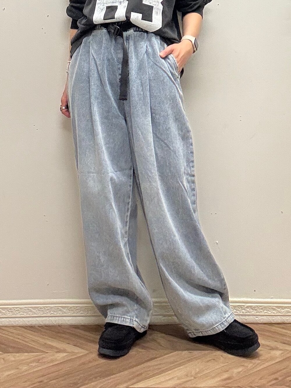 ブルー系のその他パンツ、グレー系のTシャツ/カットソー、グレー系のキャップを着用したレディースの秋コーディネートの8枚目の写真