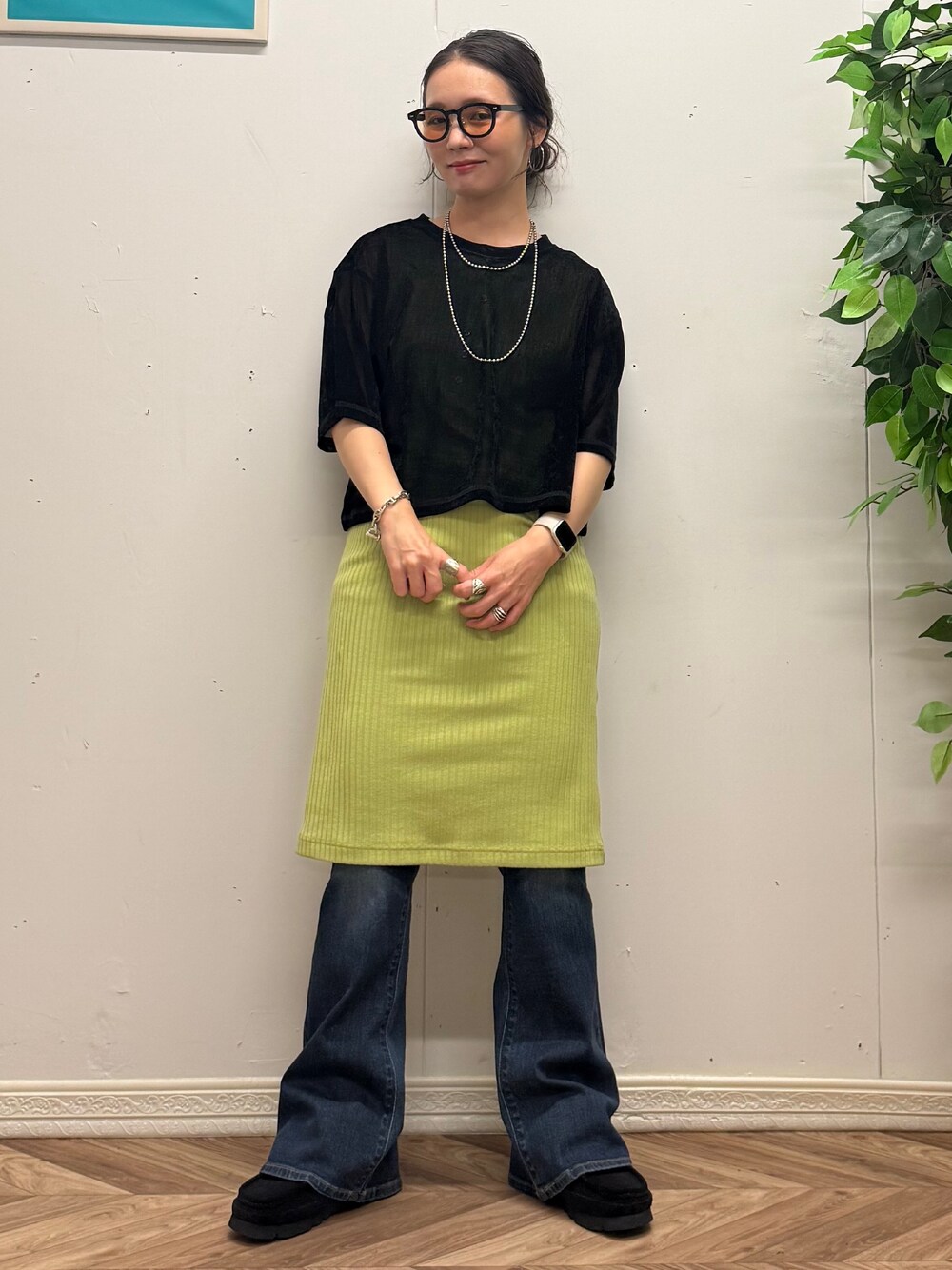ブラック系のTシャツ/カットソー、ブルー系のその他パンツを着用したレディースの秋コーディネートの5枚目の写真