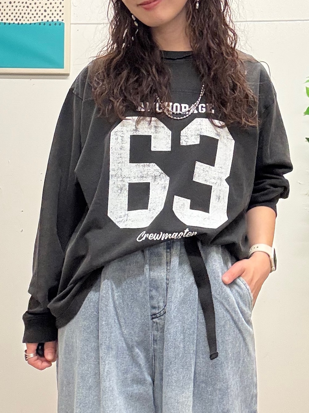 ブルー系のその他パンツ、グレー系のTシャツ/カットソー、グレー系のキャップを着用したレディースの秋コーディネートの5枚目の写真