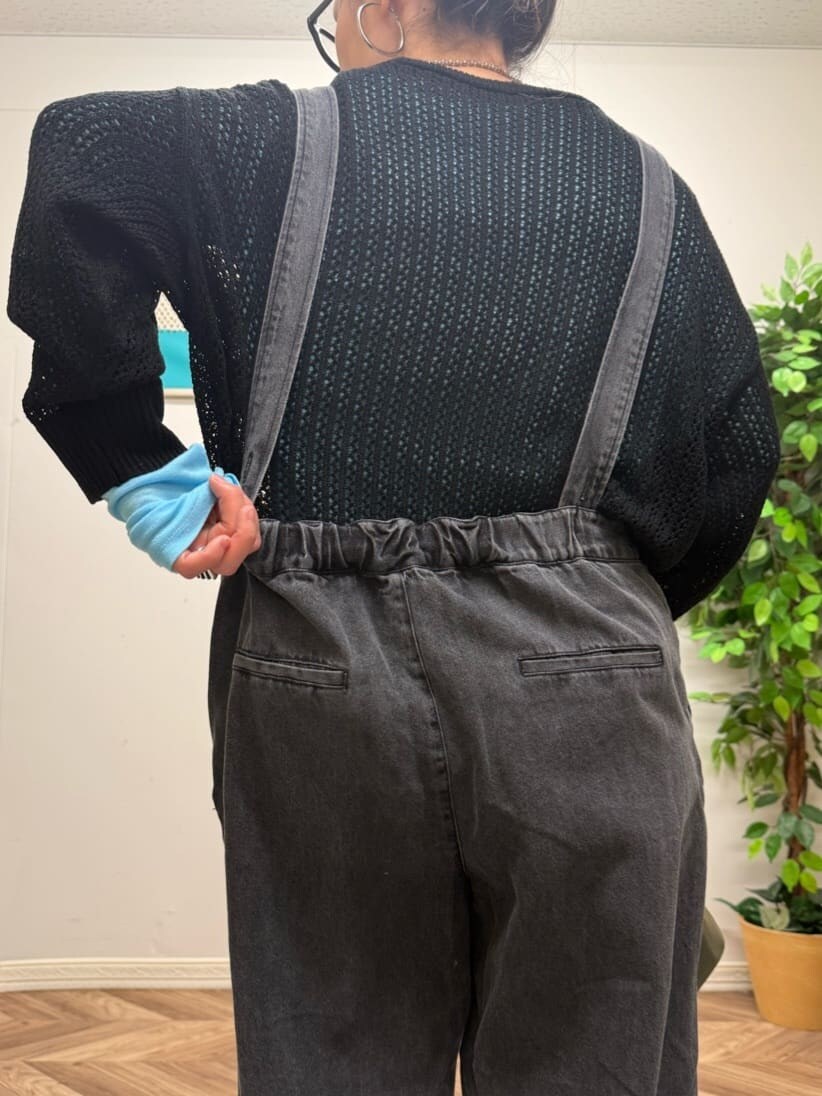ブルー系のTシャツ/カットソー、ブラック系のサロペット/オーバーオールを着用したレディースの春コーディネートの6枚目の写真