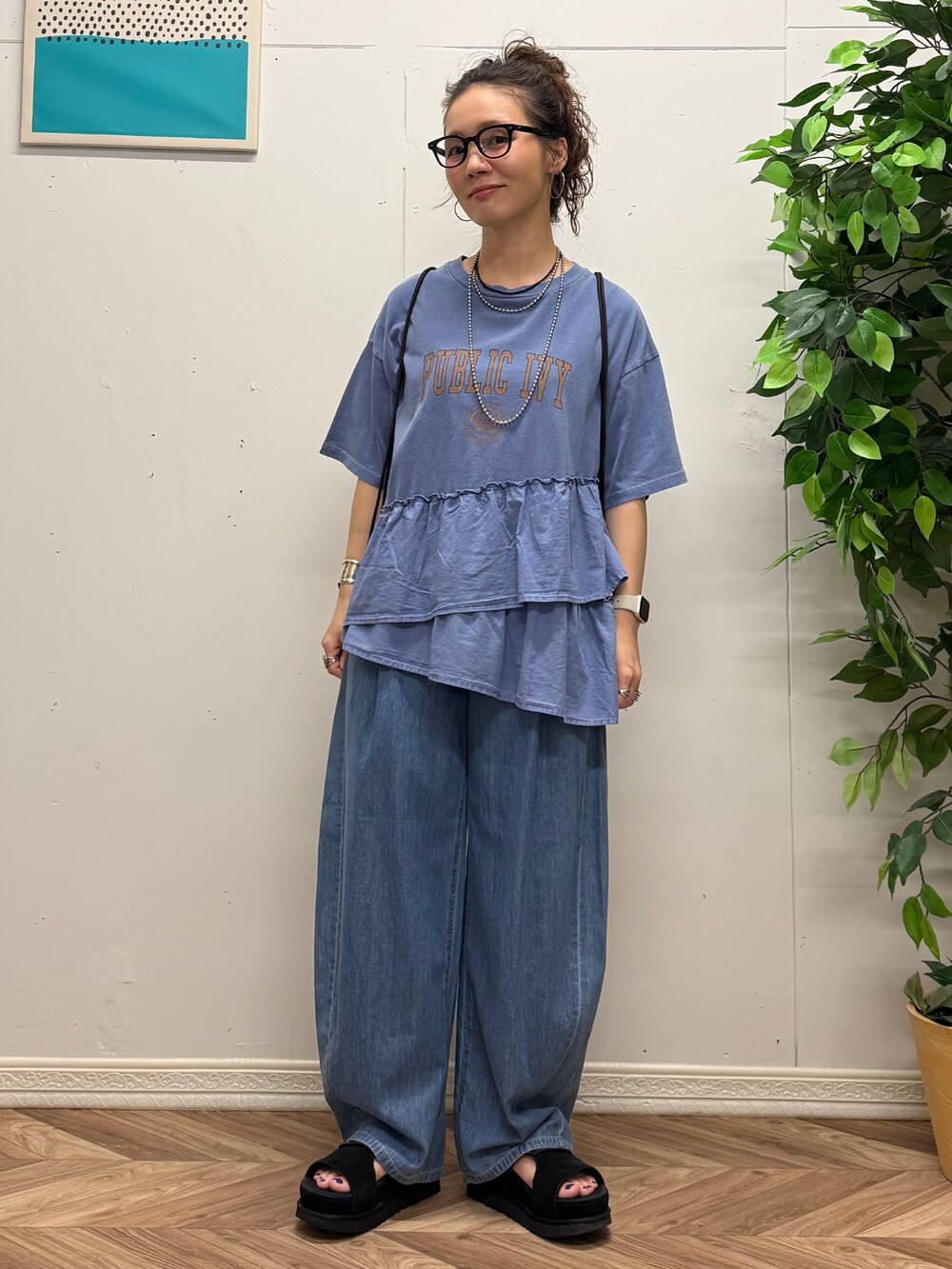 ブルー系のTシャツ/カットソー、ブルー系のデニムパンツ、レッド系のショルダーバッグを着用したレディースの夏コーディネートの4枚目の写真