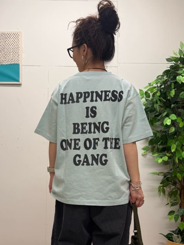 ブルー系のTシャツ/カットソー、ブラック系のサロペット/オーバーオールを着用したレディースの春コーディネートの5枚目の写真