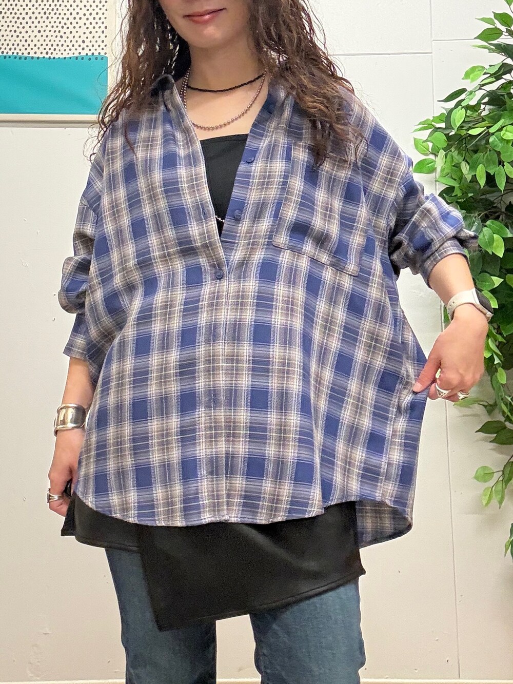 パープル系のシャツ/ブラウス、ブルー系のその他パンツを着用したレディースの秋コーディネートの4枚目の写真