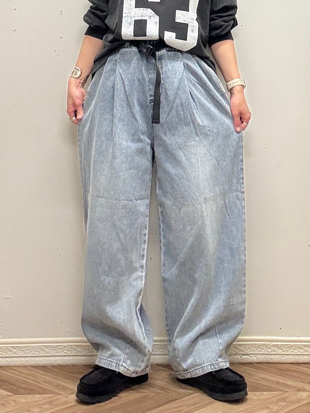 ブルー系のその他パンツ、グレー系のTシャツ/カットソー、グレー系のキャップを着用したレディースの秋コーディネートの9枚目の写真