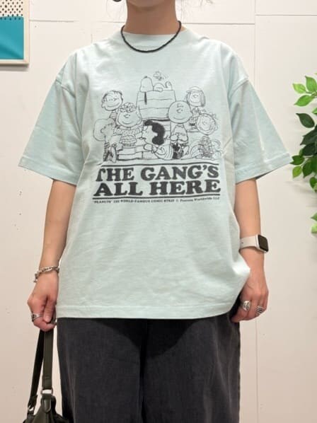 ブルー系のTシャツ/カットソー、ブラック系のサロペット/オーバーオールを着用したレディースの春コーディネートの4枚目の写真