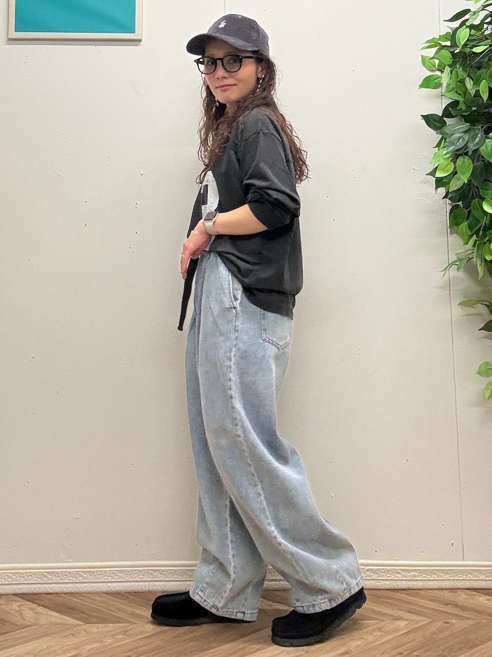 ブルー系のその他パンツ、グレー系のTシャツ/カットソー、グレー系のキャップを着用したレディースの秋コーディネートの2枚目の写真
