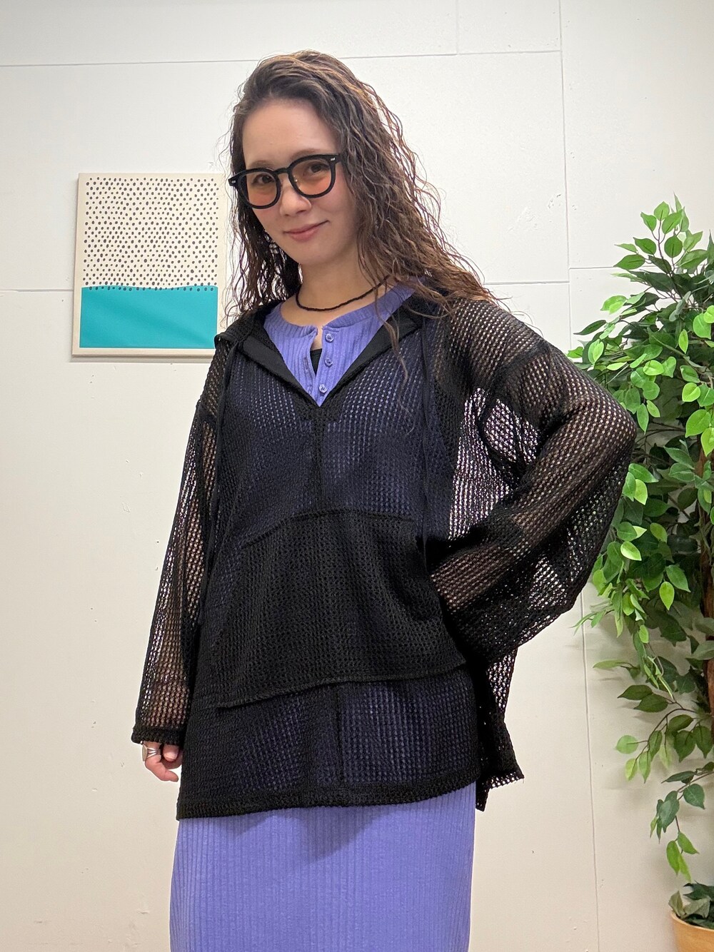 ブラック系のTシャツ/カットソー、ブルー系のその他パンツを着用したレディースの秋コーディネートの4枚目の写真