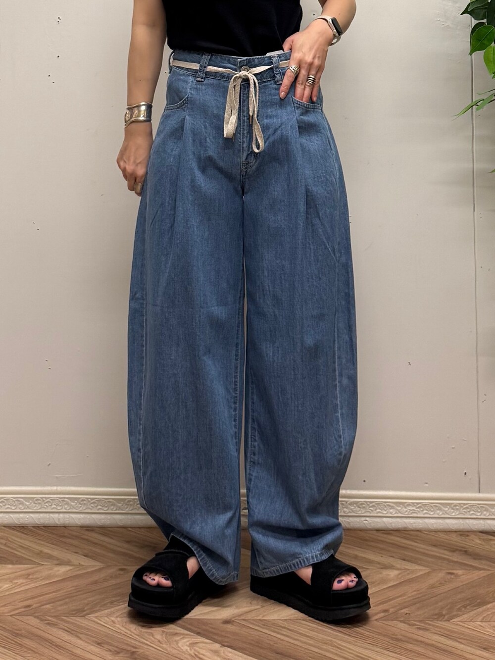 ブルー系のTシャツ/カットソー、ブルー系のデニムパンツ、レッド系のショルダーバッグを着用したレディースの夏コーディネートの7枚目の写真