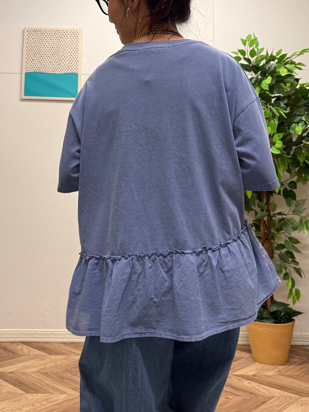ブルー系のTシャツ/カットソー、ブルー系のデニムパンツ、レッド系のショルダーバッグを着用したレディースの夏コーディネートの6枚目の写真