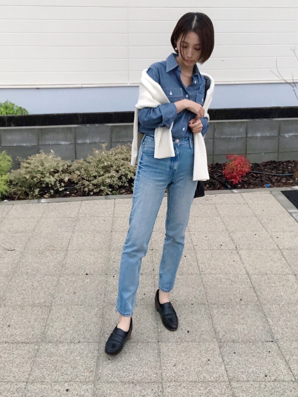 ブルー系のデニムパンツ、ブルー系のシャツ/ブラウス、ブラック系のショルダーバッグを着用したレディースの秋コーディネートの4枚目の写真