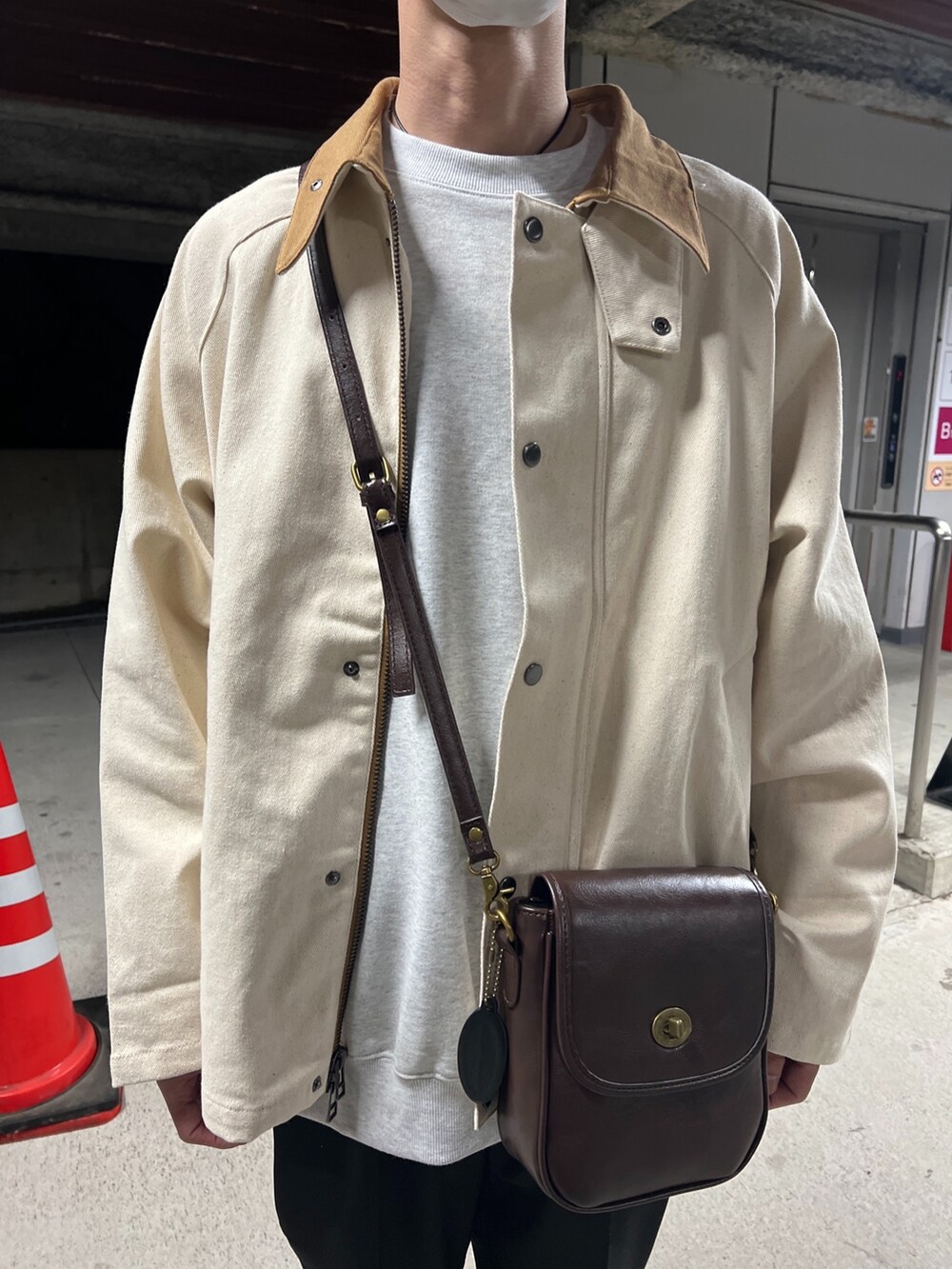 「ステッチ、淡色コーデ、大人カジュアル、シンプル、春アウター、キャップ、いいね、save、フォローお願いします🤑、メンズコーデ」｜「CPCMの襟配色短丈ブルゾン（ブルゾン、ホワイト系）」を使った、JOICHIROさん（メンズ・172cm）の春コーディネートの3枚目の写真