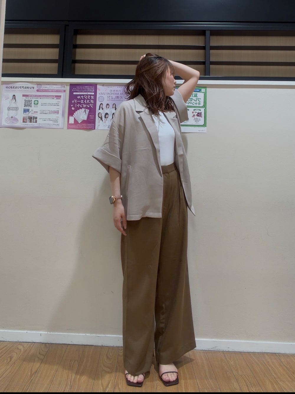 ホワイト系のその他アウター、ホワイト系のTシャツ/カットソー、ブラウン系のその他パンツを着用したレディースの春コーディネートの3枚目の写真