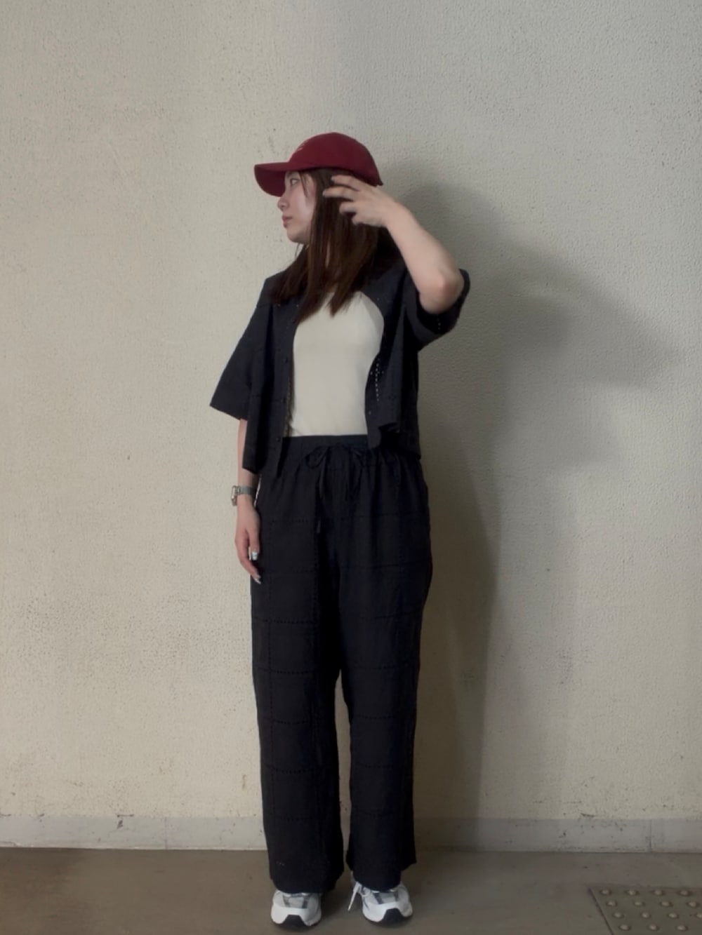 ブラック系のシャツ/ブラウス、ブラック系のその他パンツ、ホワイト系のニット/セーターを着用したレディースの夏コーディネートの3枚目の写真