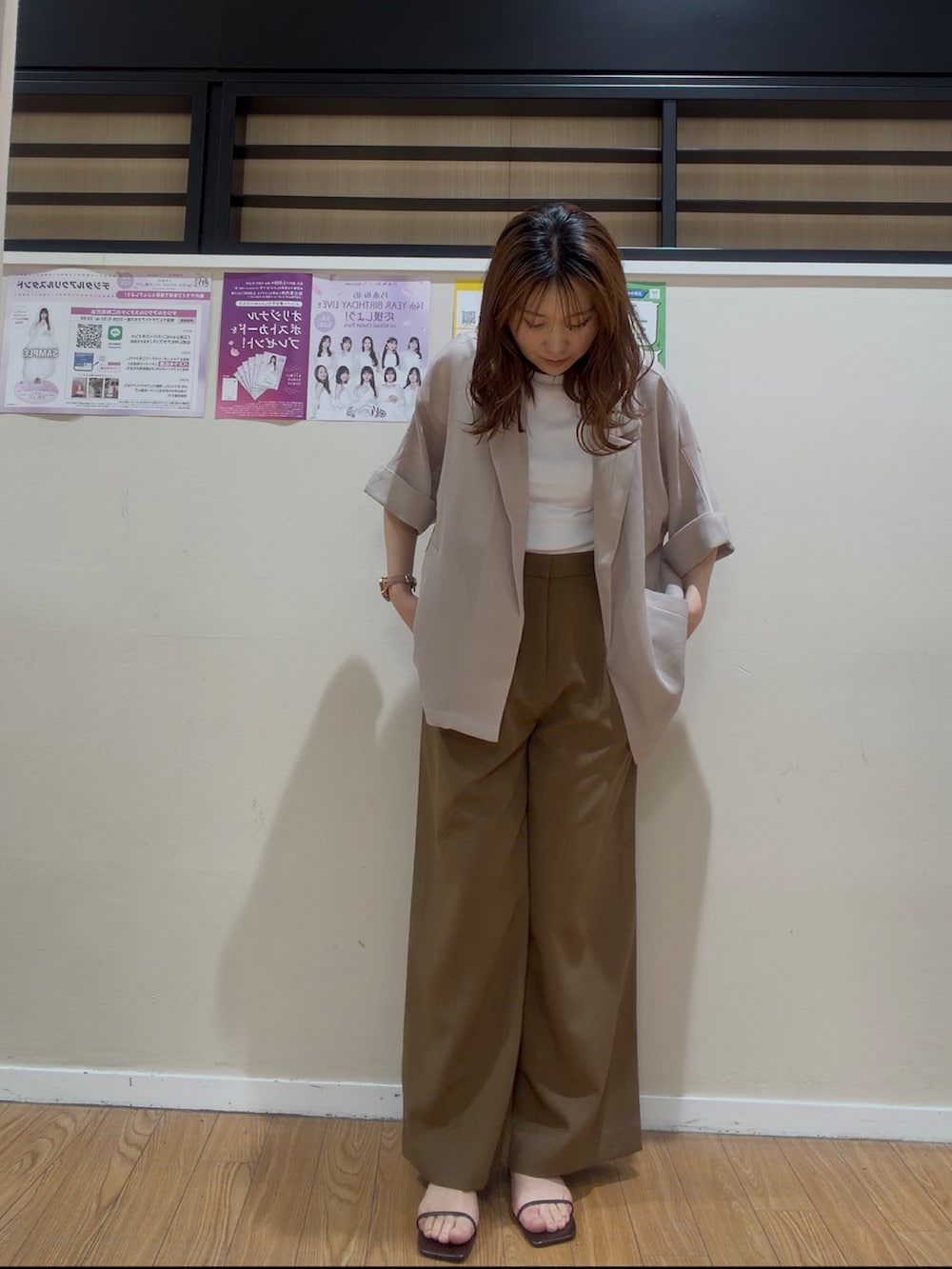 ホワイト系のその他アウター、ホワイト系のTシャツ/カットソー、ブラウン系のその他パンツを着用したレディースの春コーディネートの2枚目の写真